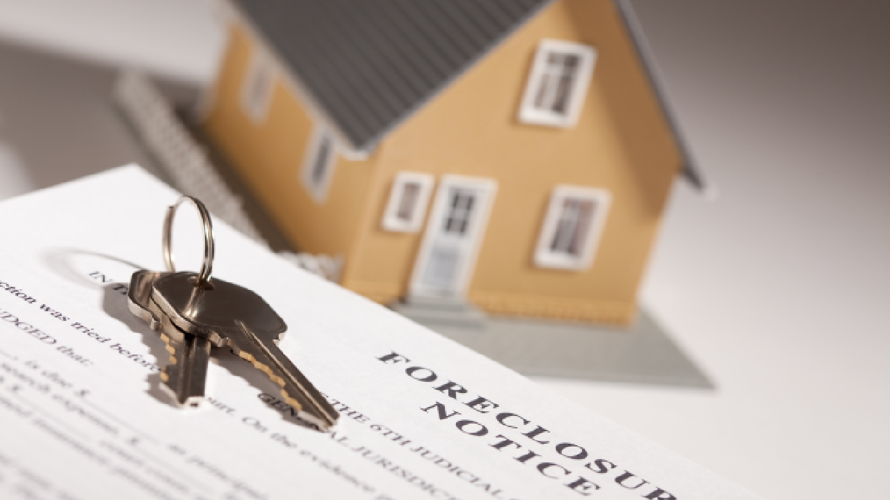 foreclosure notice with house keys placed on top