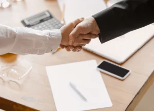 Hard Money Lenders' Role in Bridging Financing Gaps for Developers 2 representing key benefits (speed, flexibility, less credit focus, property funding)